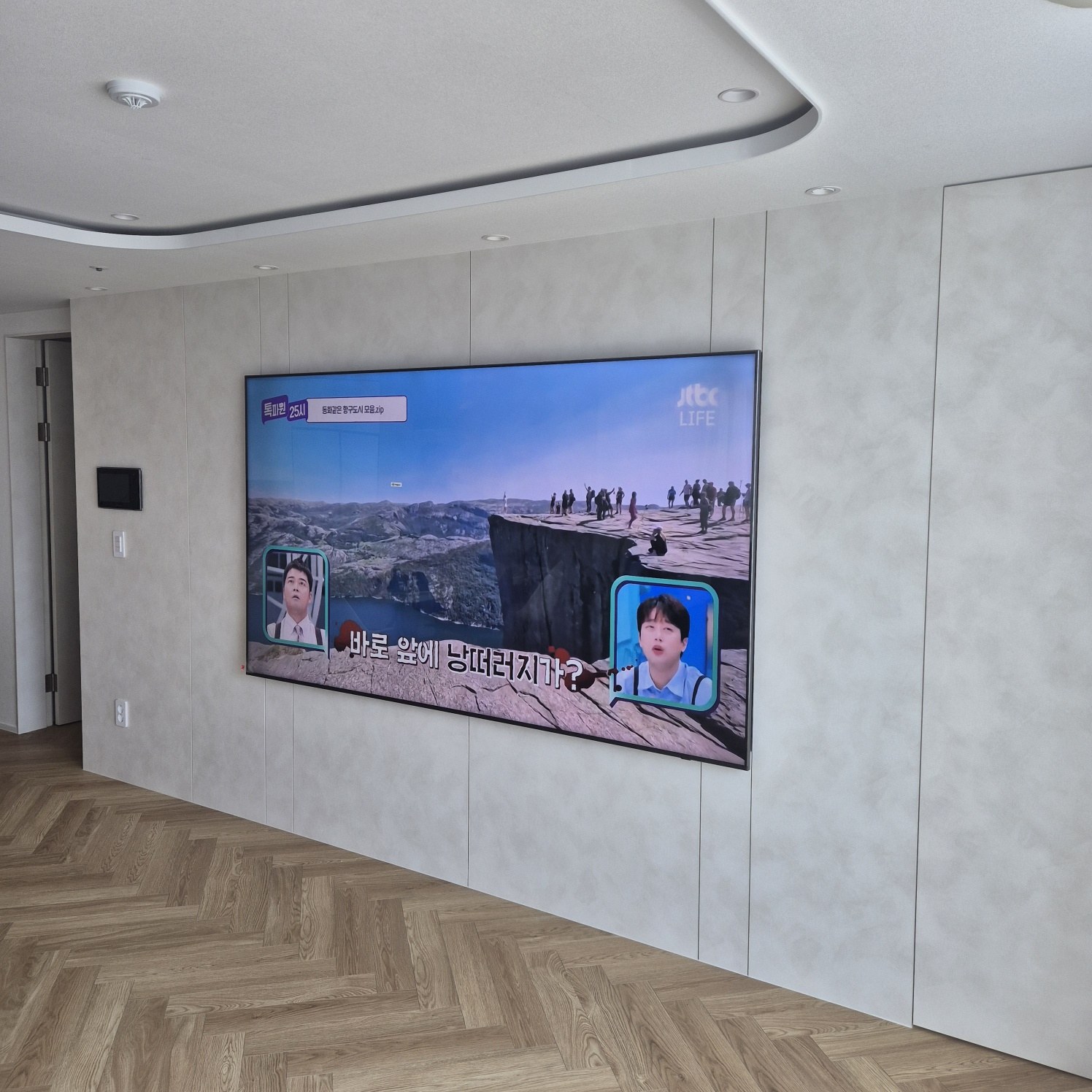 벽걸이TV 주변기기 선정리
